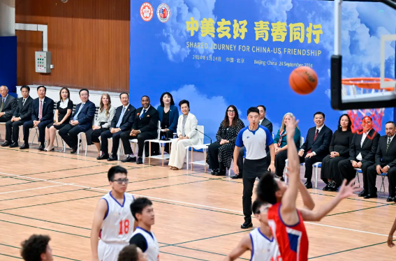 【致美北京市第八中学】彭丽媛出席“中美友好 青春同行”中美青少年文体联谊活动(图4)