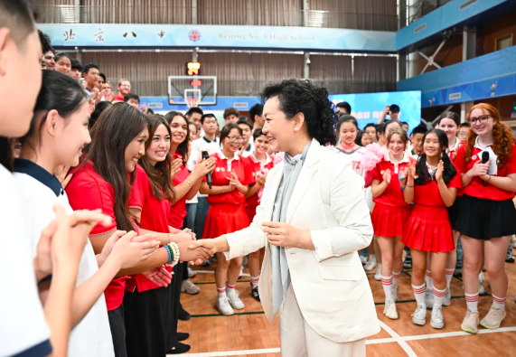 【致美北京市第八中学】彭丽媛出席“中美友好 青春同行”中美青少年文体联谊活动(图7)